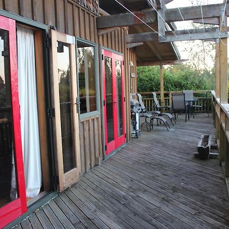 Treetop Hideaway - Taupo Holiday Home ภายนอก รูปภาพ