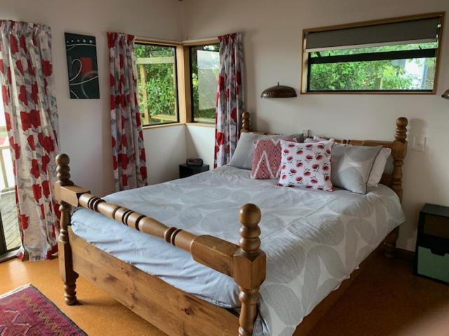 Treetop Hideaway - Taupo Holiday Home ภายนอก รูปภาพ