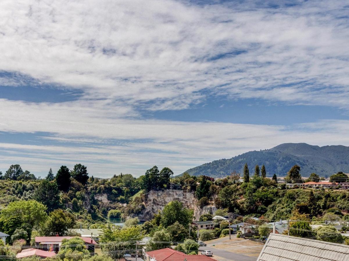 Treetop Hideaway - Taupo Holiday Home ภายนอก รูปภาพ