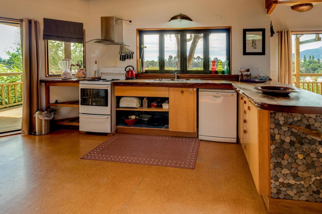 Treetop Hideaway - Taupo Holiday Home ภายนอก รูปภาพ