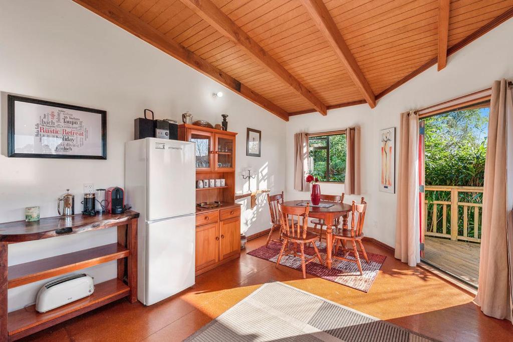 Treetop Hideaway - Taupo Holiday Home ภายนอก รูปภาพ