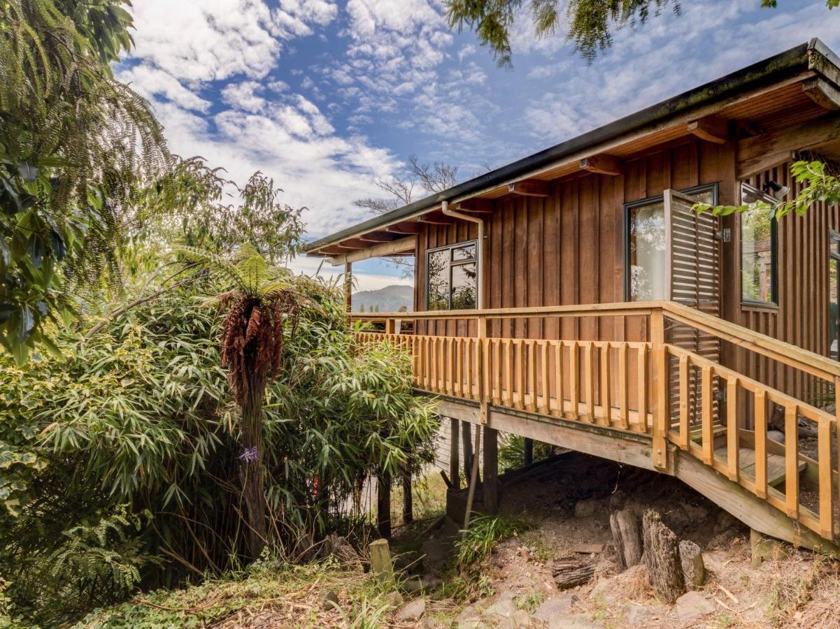 Treetop Hideaway - Taupo Holiday Home ภายนอก รูปภาพ