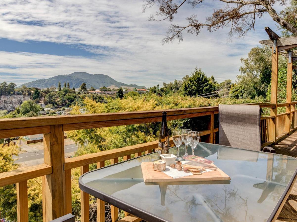 Treetop Hideaway - Taupo Holiday Home ภายนอก รูปภาพ