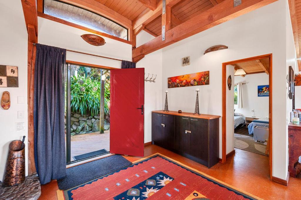 Treetop Hideaway - Taupo Holiday Home ภายนอก รูปภาพ