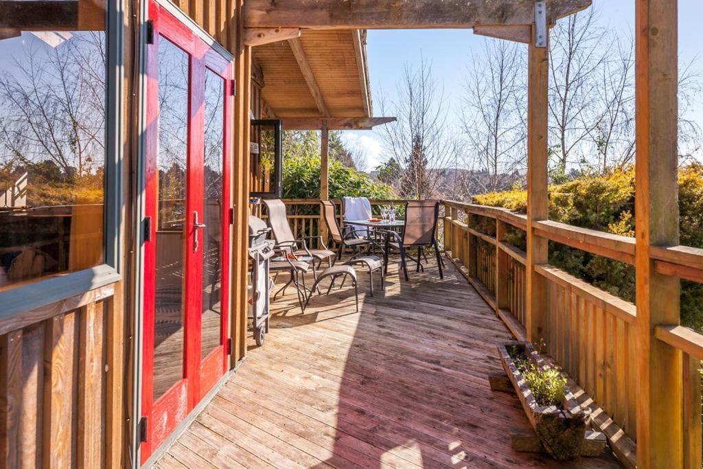 Treetop Hideaway - Taupo Holiday Home ภายนอก รูปภาพ