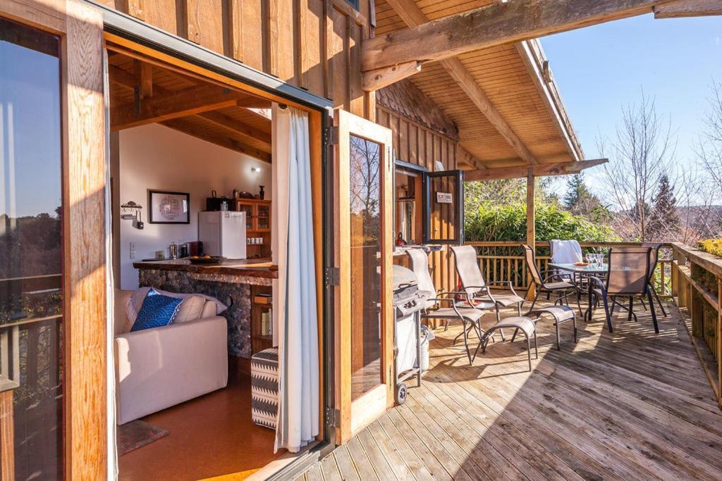 Treetop Hideaway - Taupo Holiday Home ภายนอก รูปภาพ