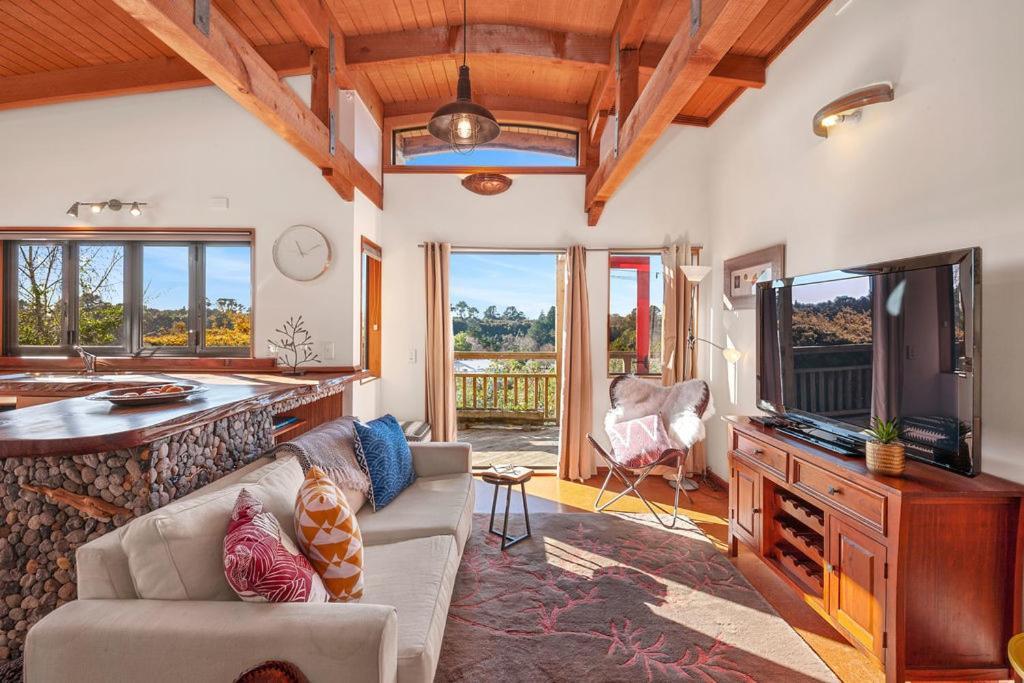 Treetop Hideaway - Taupo Holiday Home ภายนอก รูปภาพ