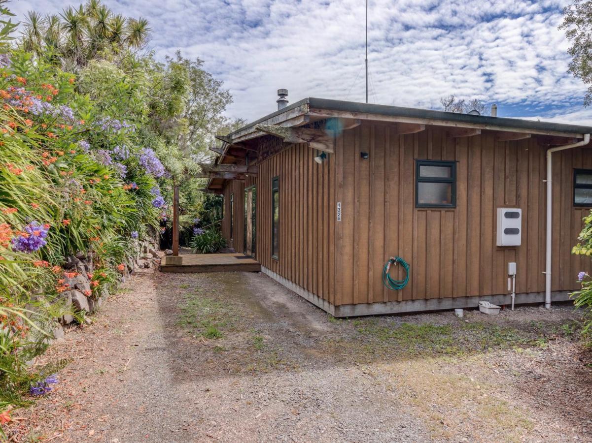 Treetop Hideaway - Taupo Holiday Home ภายนอก รูปภาพ